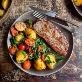 Warm steak salad with potatoes, tomatoes & rocket